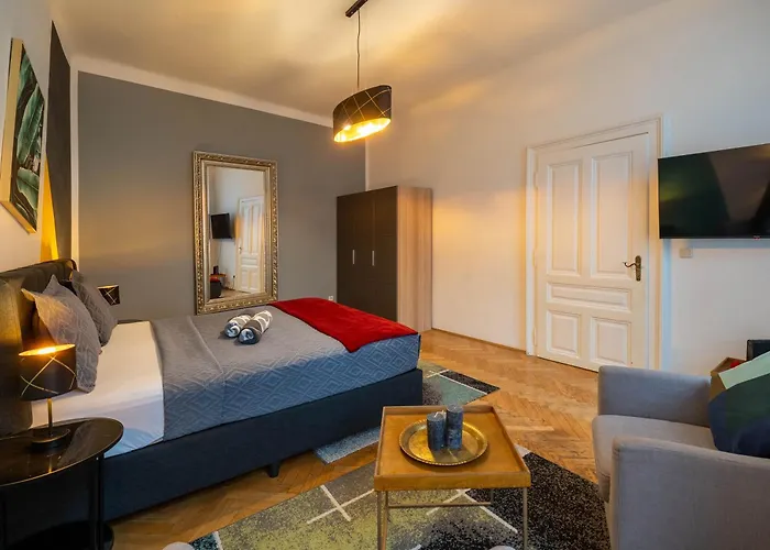 With Kitchen Near Naschmarkt & U4 Metro
